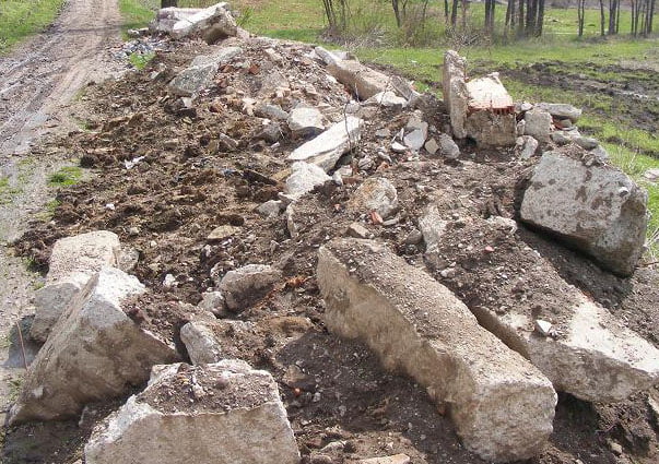 Amendă de 30.000 de lei aplicată unui romașcan de Poliția Locală, pentru deșeuri din construcții aruncate în arii protejate