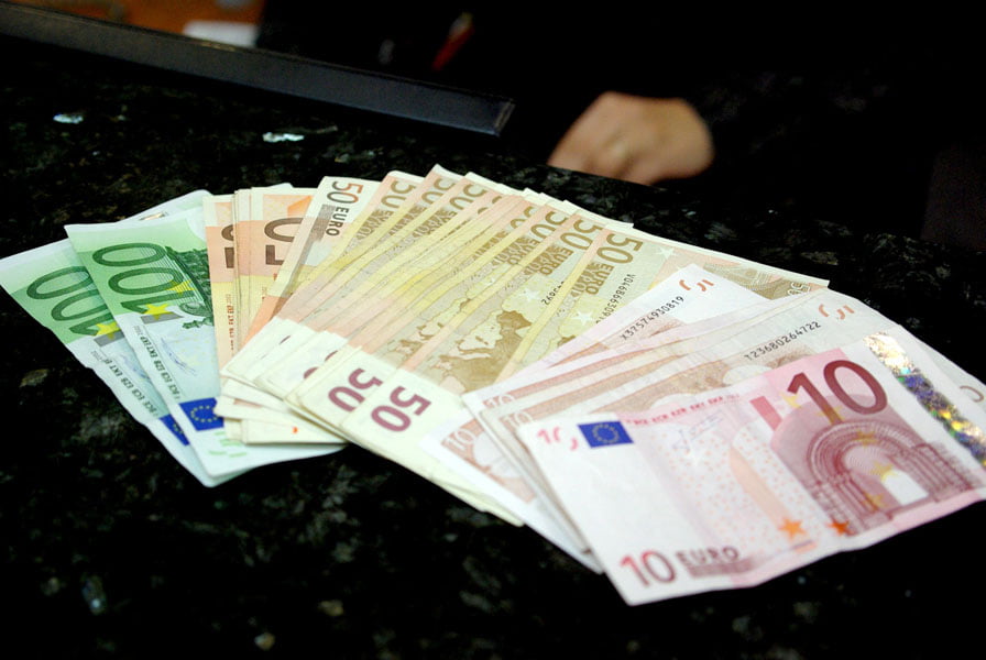 A furat 11.900 de euro și 5.900 de lei dintr-o locuință din Moldoveni