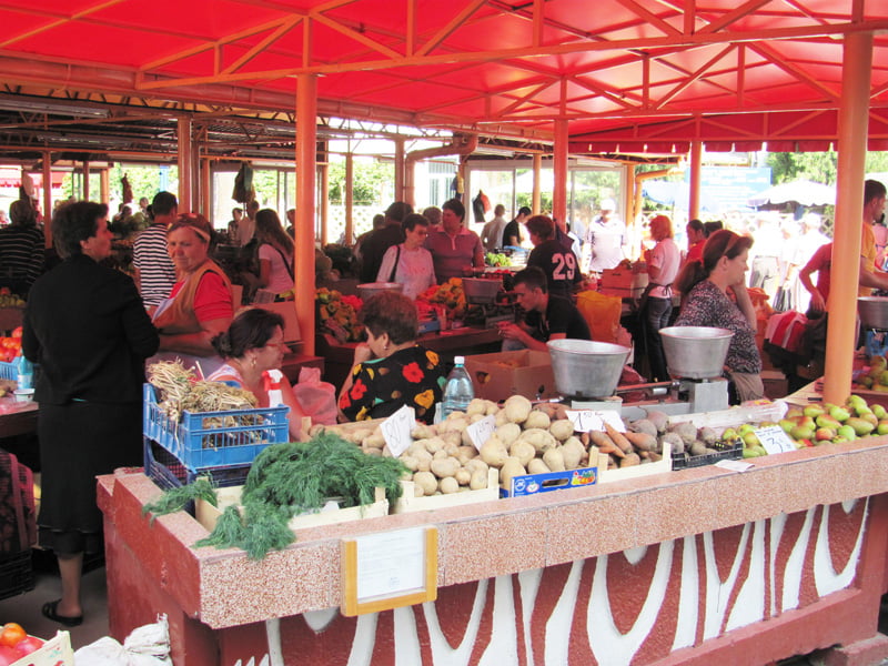 Prețurile din Piața Roman. Găsiți cireșe, ardei gras și fasole păstăi