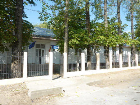 Şcoala din satul Băluşeşti