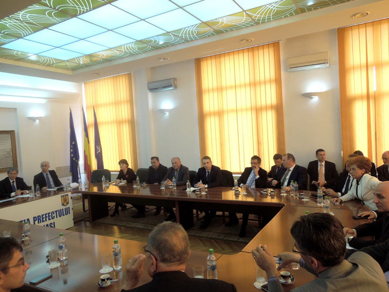 Autorităţile judeţene au cerut sprijinul premierului Cioloş, la întâlnirea de la Iaşi