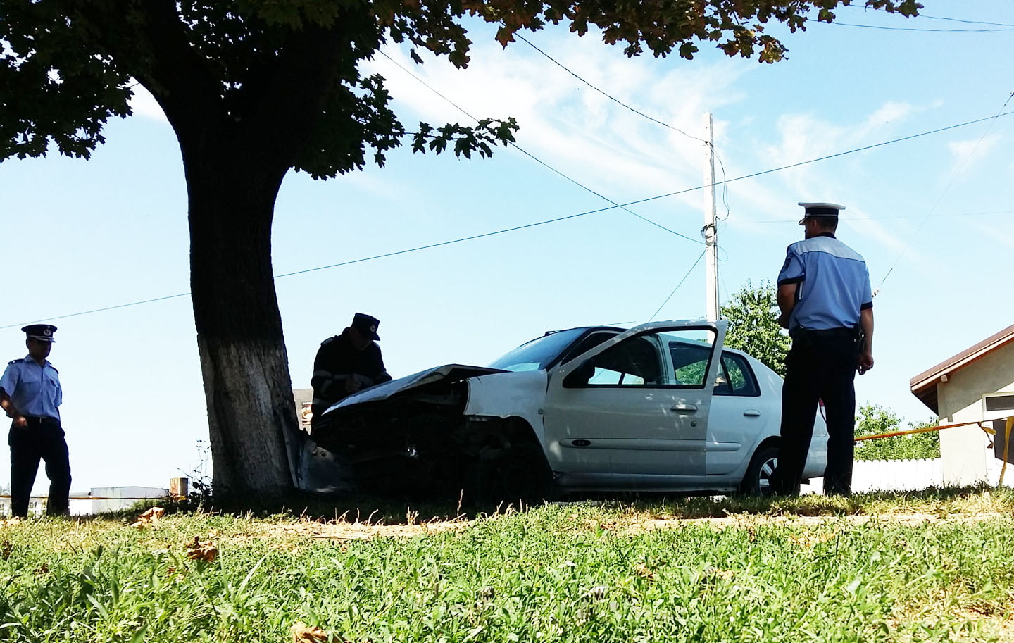 [FOTO] Accident cu trei victime, după ce un şofer băut a intrat într-un copac, pe strada Bogdan Dragoş