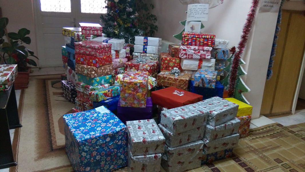 De Crăciun, dăruiți cutii cu zâmbete copiilor nevoiași. Proiectul ShoeBox a ajuns la Roman la a cincea ediție