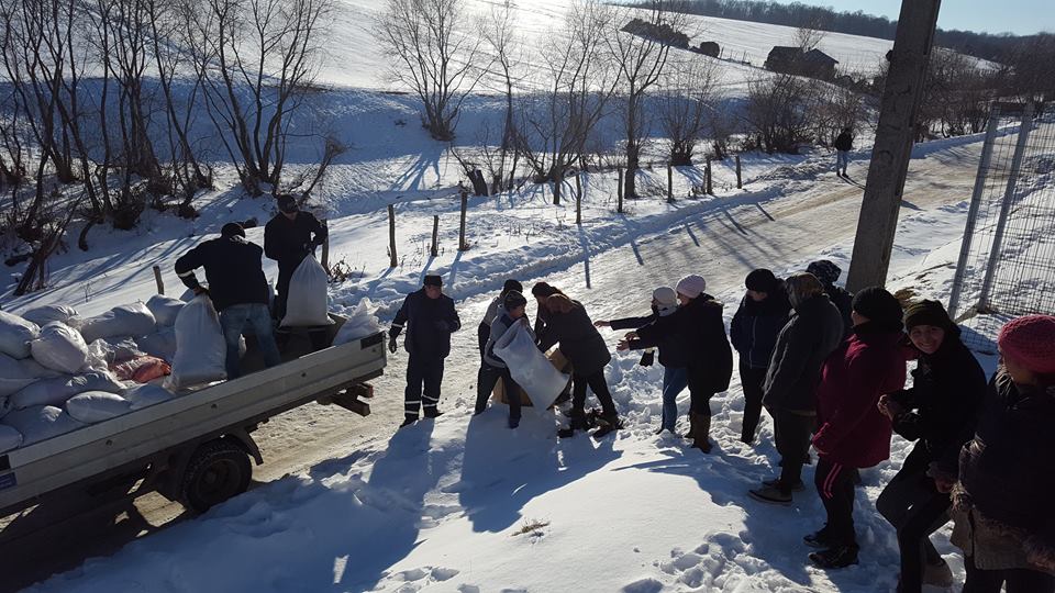 Bunurile donate de romașcani au ajuns la familiile necăjite din Gorun