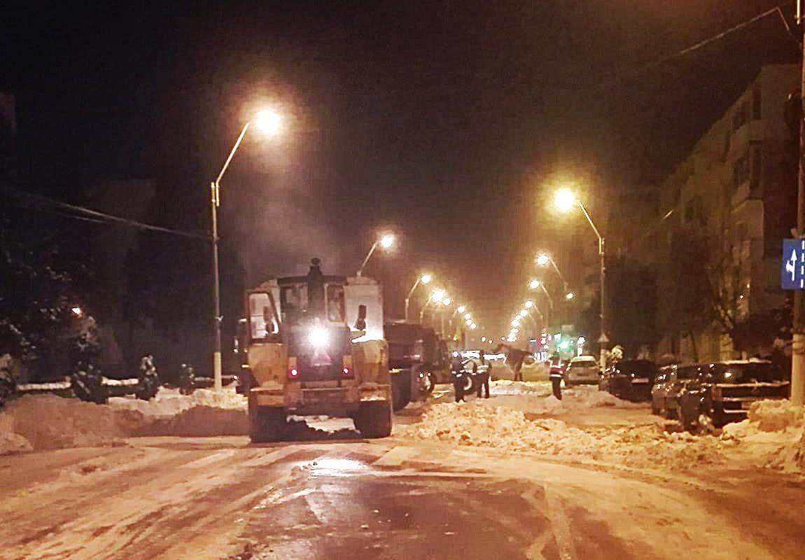 Sute de camioane cu zăpadă au fost ridicate din mai multe zone ale orașului