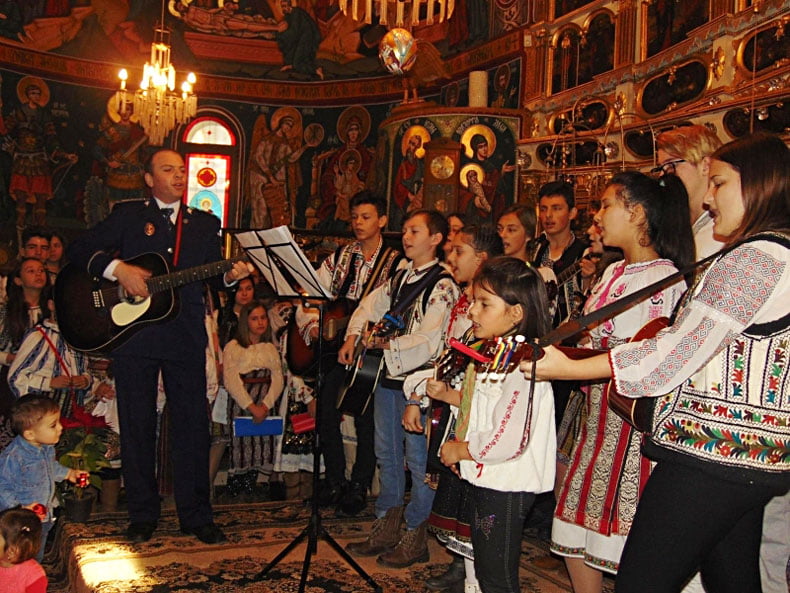 Polițistul care promovează folclorul românesc