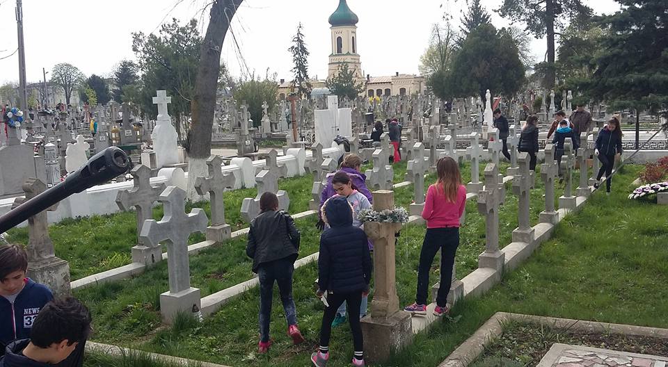 Elevii de la Școala „Calistrat Hogaș” au îngrijit mormintele eroilor