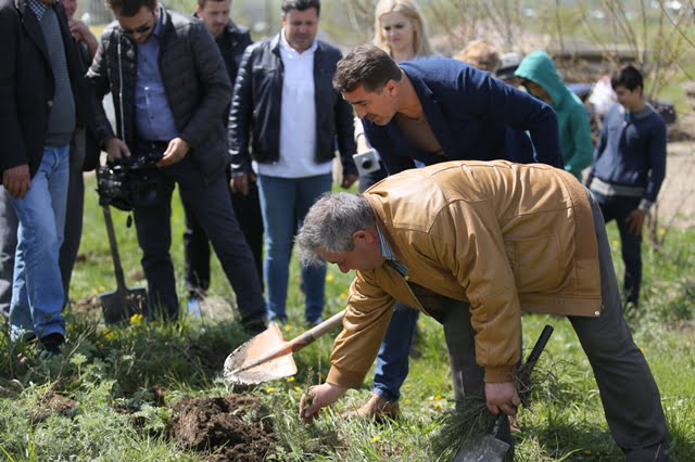Președintele CJ Neamț a plantat puieți alături de elevi și voluntari