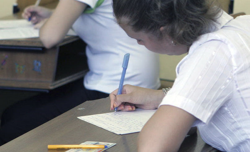 Aproape 4.000 de elevi din Neamț încep marți Evaluarea Națională
