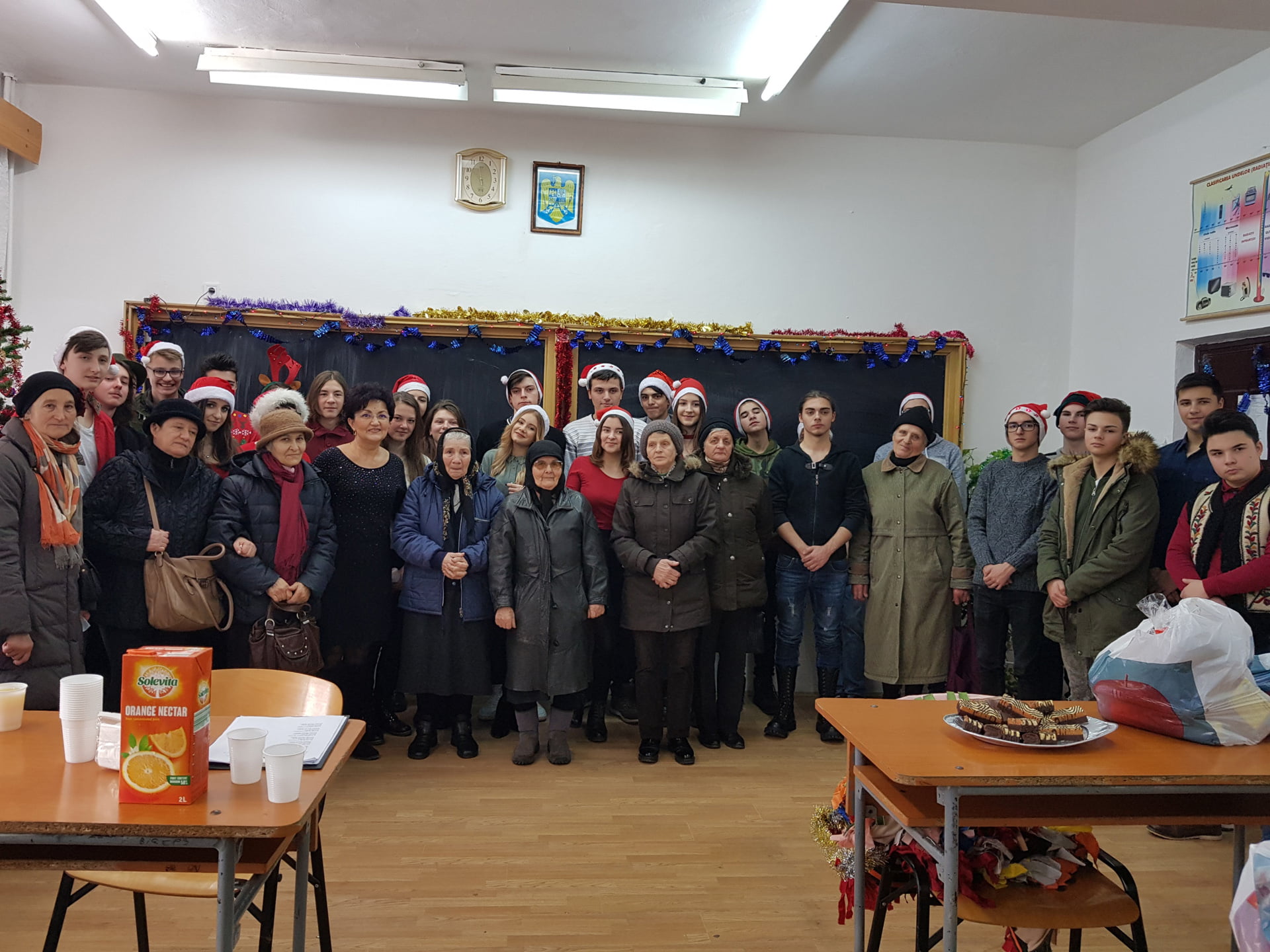 Magia Crăciunului, adusă bătrânilor de elevii Liceului Tehnologic „Vasile Sav”