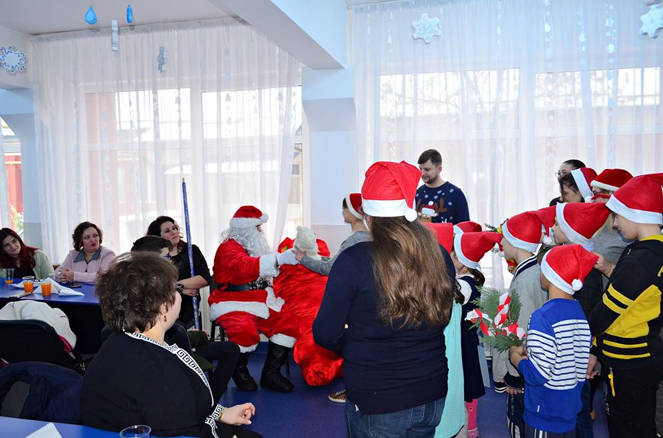 Jucăriile de pluș donate de elevii romașcani au ajuns la copiii din Centrul pentru Educație Incluzivă