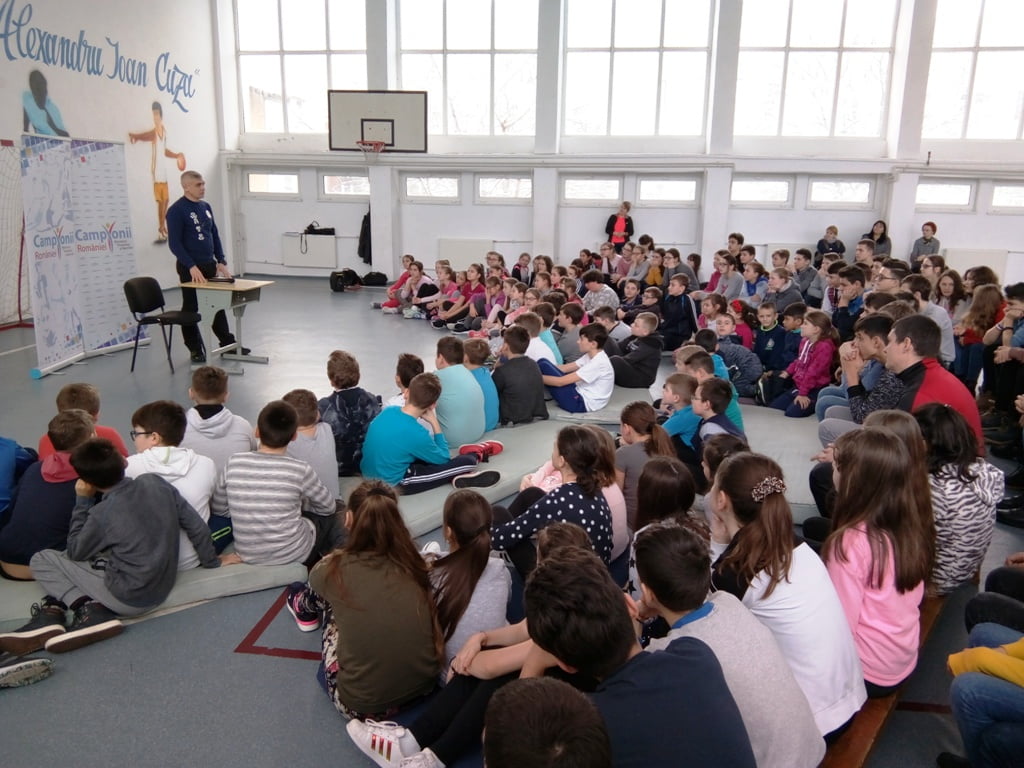 „Campionii României“ – temă pentru un dialog de o oră la Şcoala „Al. I. Cuza“ din Roman
