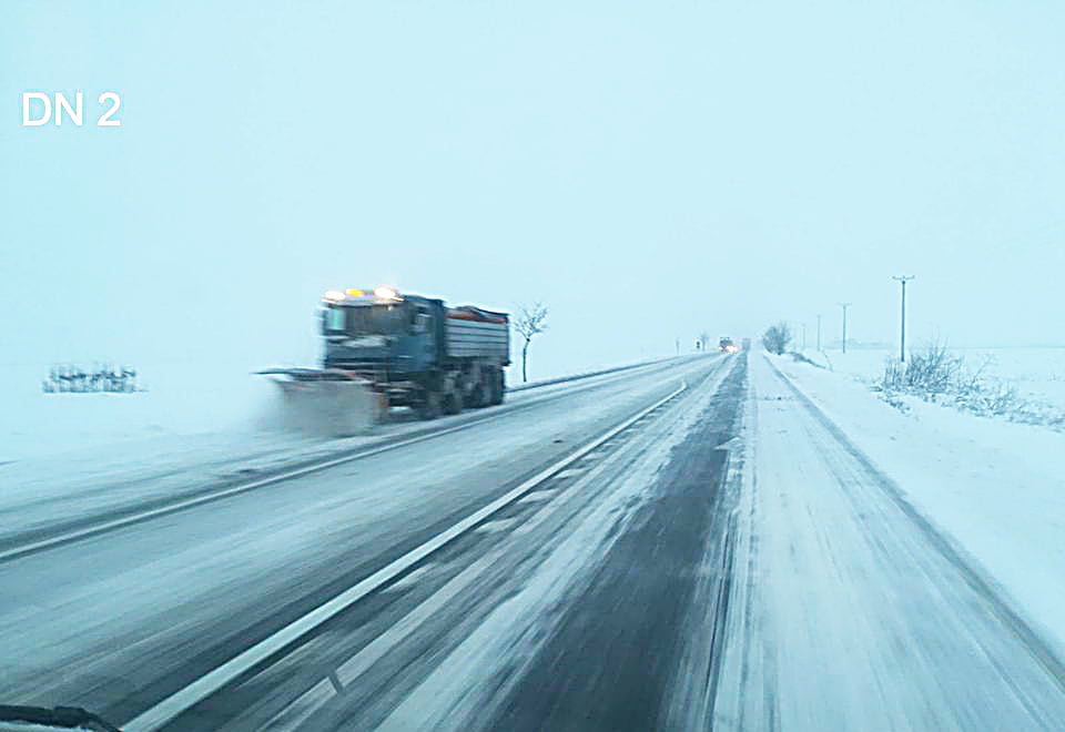 Circulație în condiții de iarnă, cu zăpadă frământată de până la 3 centimetri, pe drumurile naționale