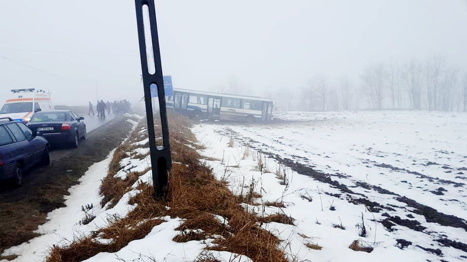 Un autobuz a ajuns în câmp, la Icușești