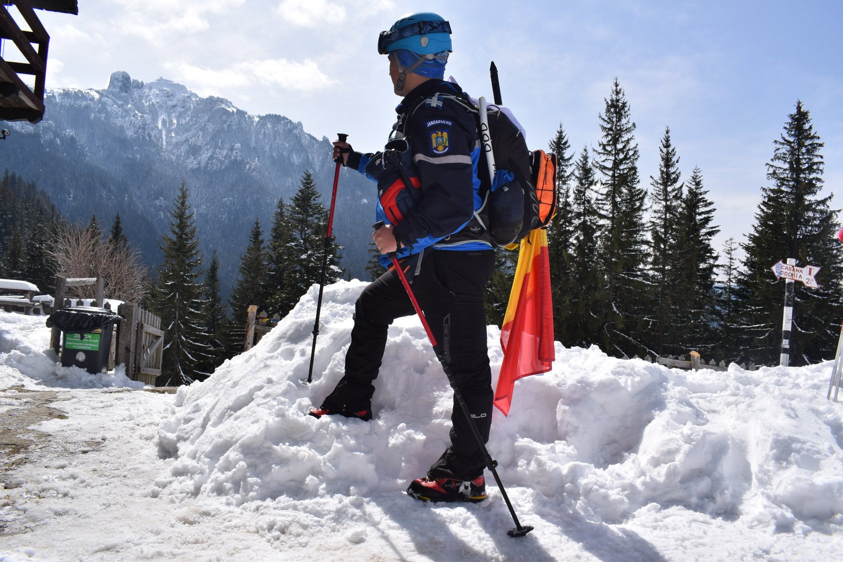 Echipa Naţională Montană a Jandarmeriei a arborat drapelul naţional pe muntele Ceahlău