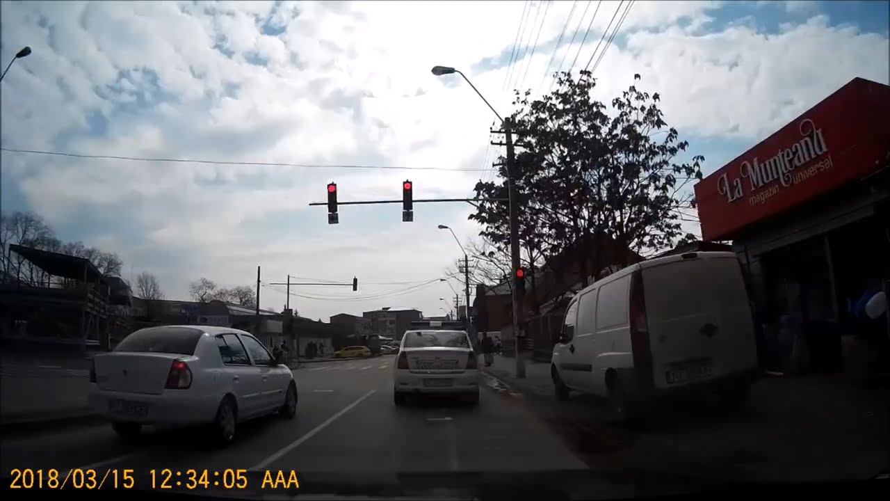 [VIDEO] Polițistul local prins trecând pe roșu a fost trecut la patrula pedestră