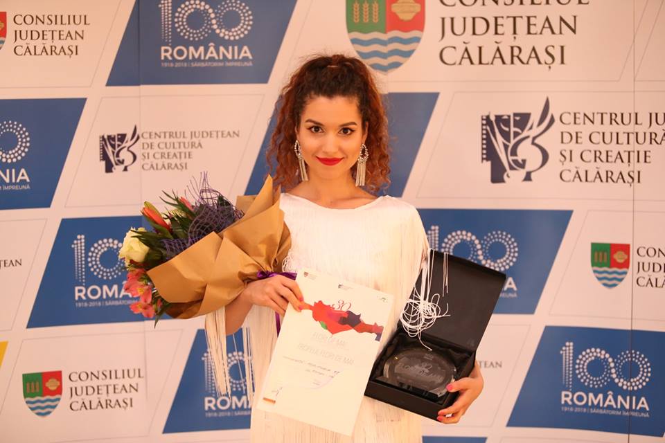 Tânără solistă din Roman, câștigătoare a Festivalului național de interpretare „Flori de Mai”