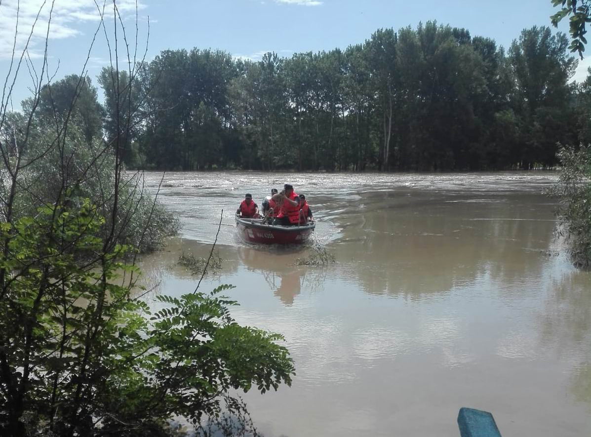 Bărbat rămas izolat pe râul Siret, la Cotu Vameș, salvat de pompieri