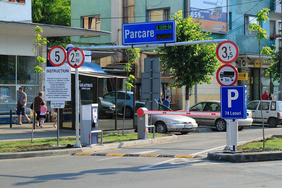 Trei parcări publice, prevăzute cu bariere și sistem de monitorizare video