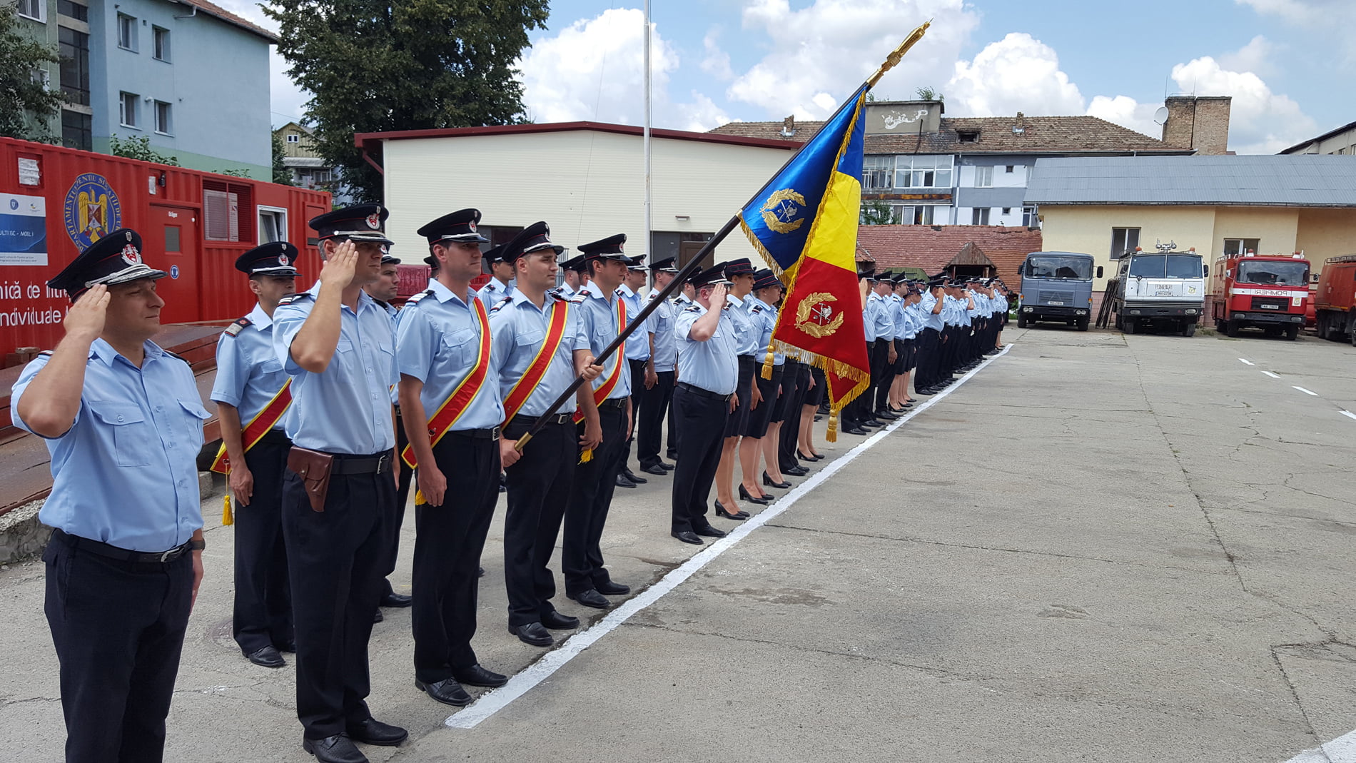 Pompieri din cadrul ISU Neamț, decorați și avansați în grad
