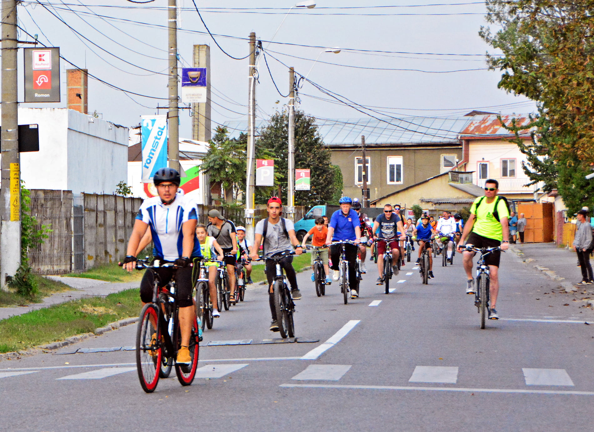 [FOTO] Peste o sută de participanți la turul ciclist al municipiului Roman
