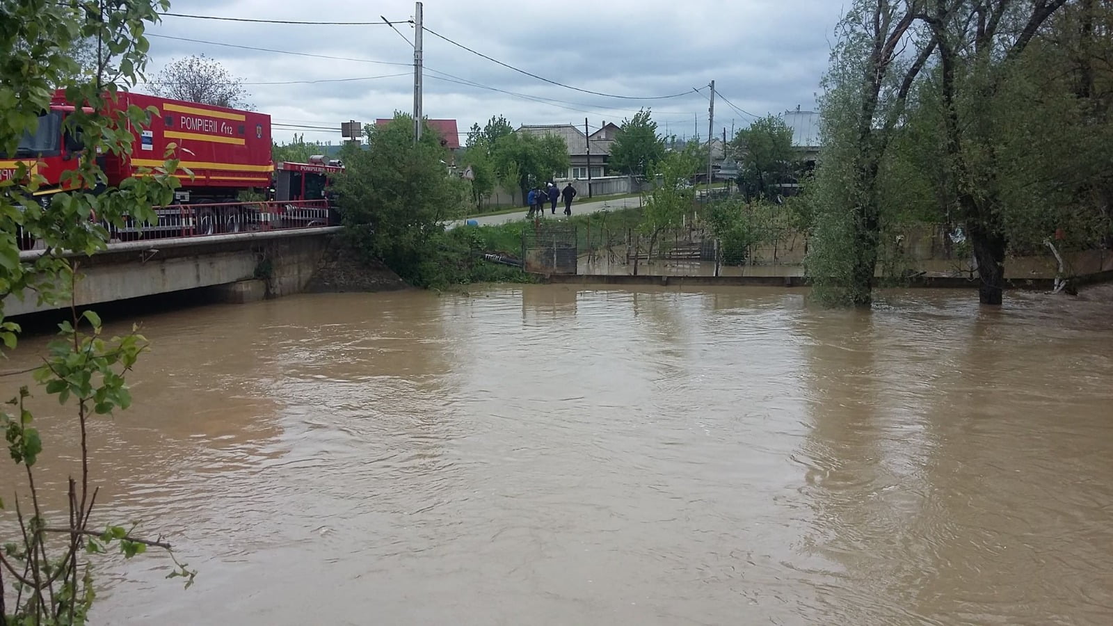 Intervenție a pompierilor de evacuare a apei în comuna Doljești