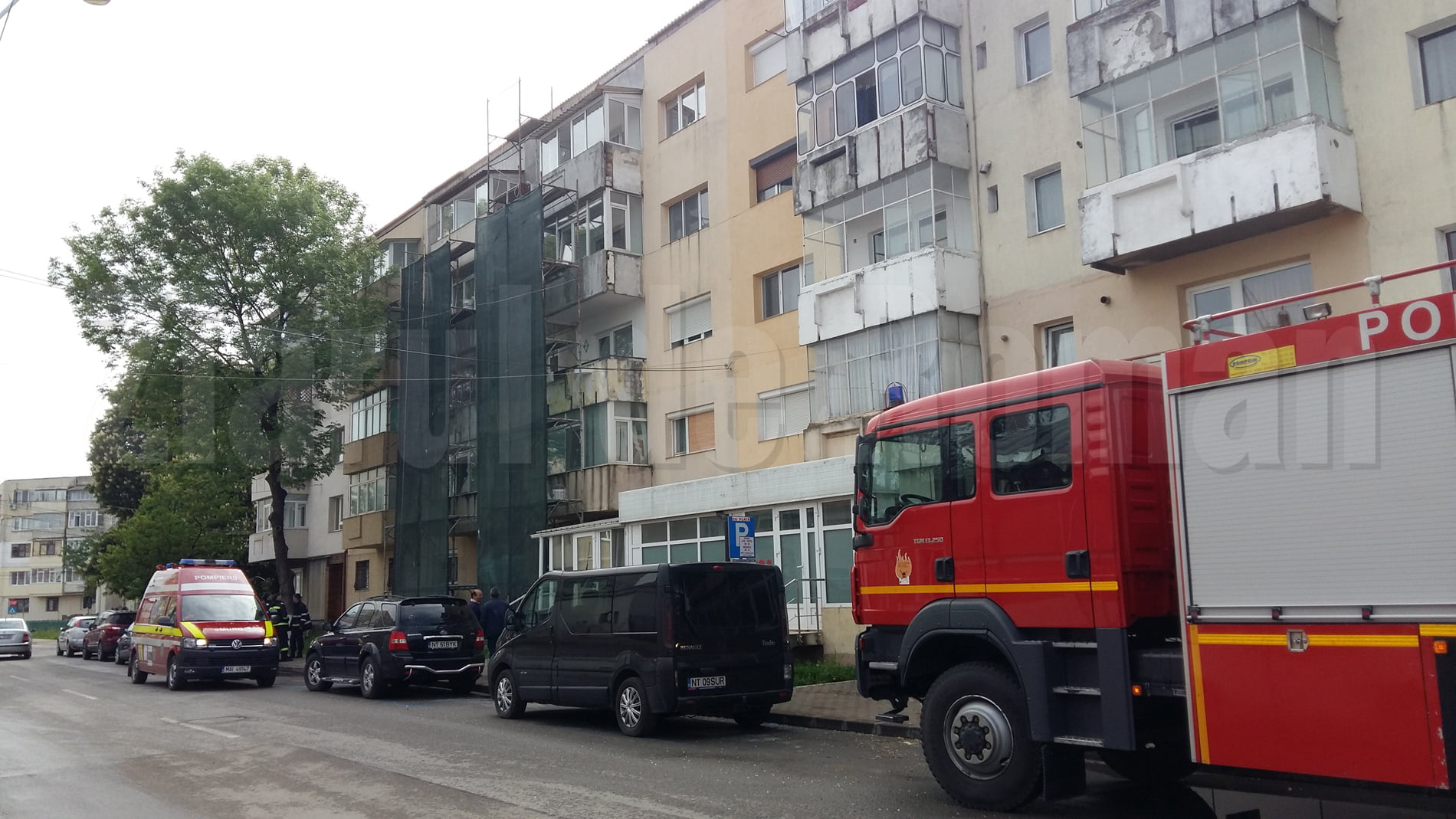 Intervenție a pompierilor pentru deblocarea unei uși, pe strada Dobrogeanu Gherea