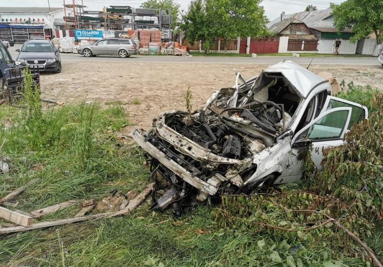 Un tânăr din Roman a decedat după ce mașina sa a fost lovită de tren, la Hălăucești