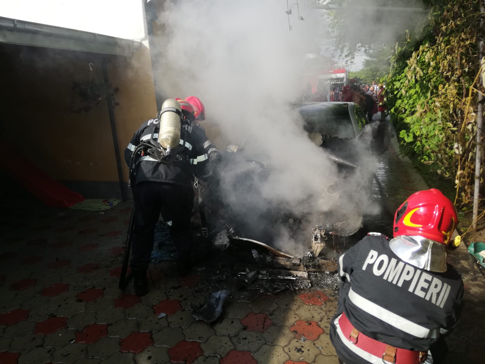 O mașină a luat foc, la Simionești