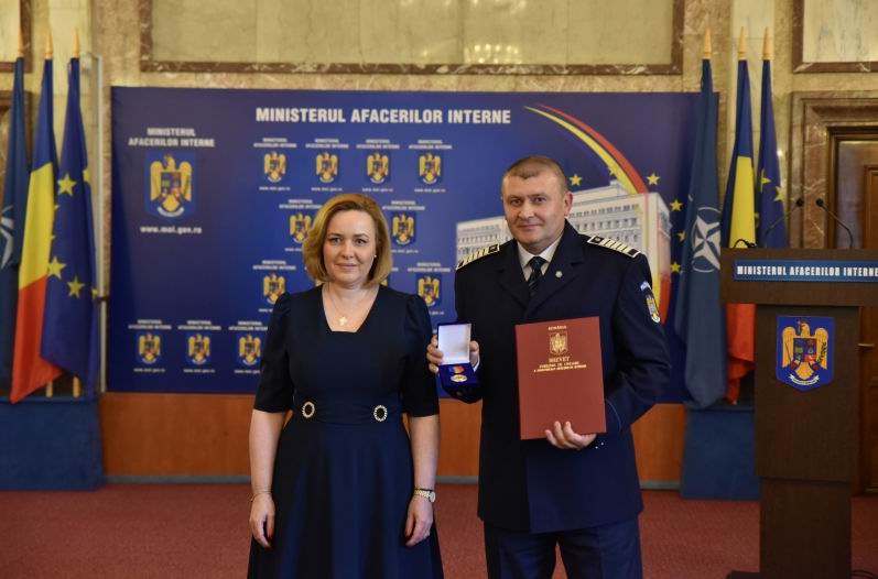 Polițist din Neamț distins cu Emblema de onoare a MAI