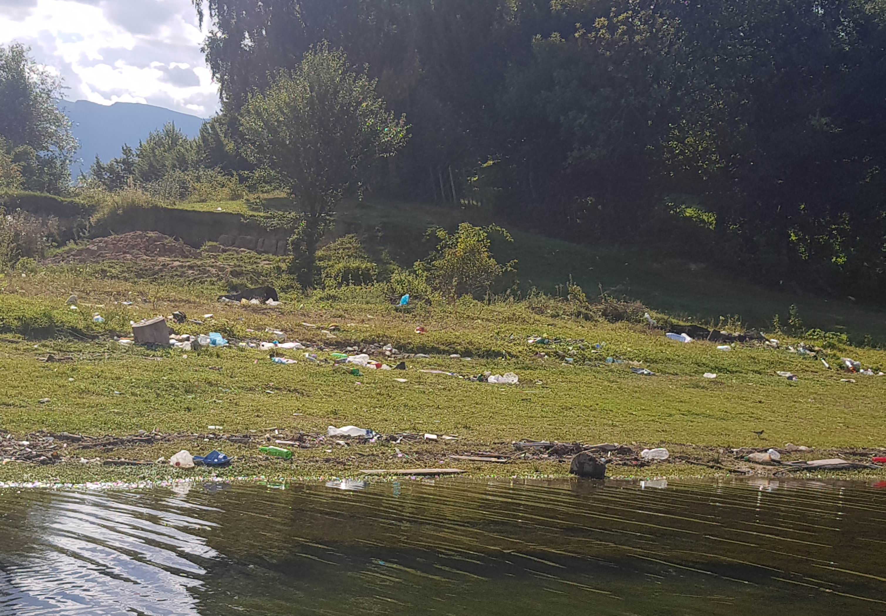 Se caută voluntari pentru ecologizarea lacului Bicaz