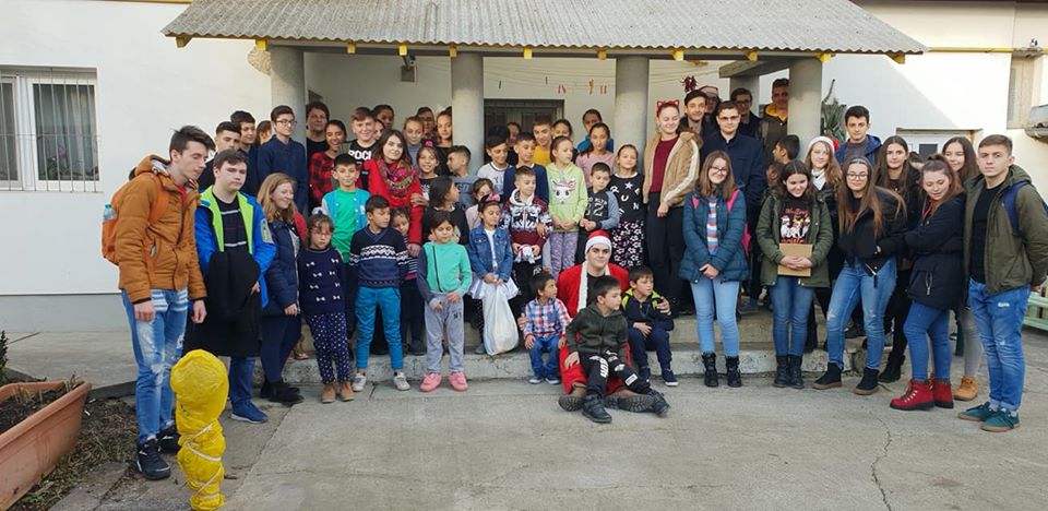 Elevi și profesori de la „Vasile Sav”, spiridușii lui Moș Crăciun pentru copiii de la Asociația „Iubire și Speranță”