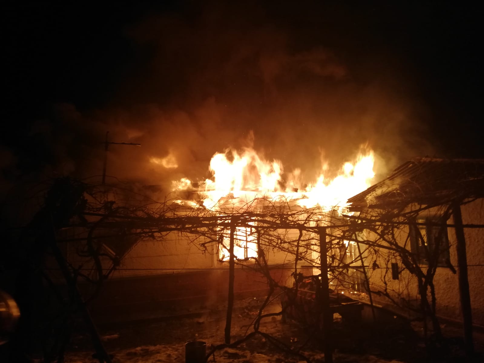 Locuință în flăcări în comuna Bîra, din cauza coșului de fum