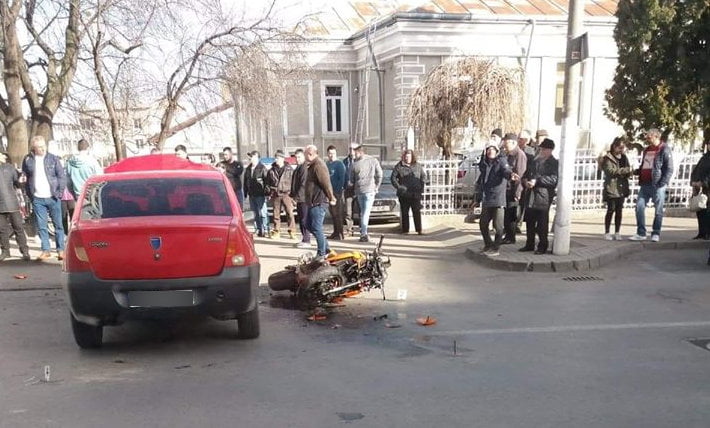 Accident rutier pe bulevardul Roman Mușat, un motociclist a fost rănit