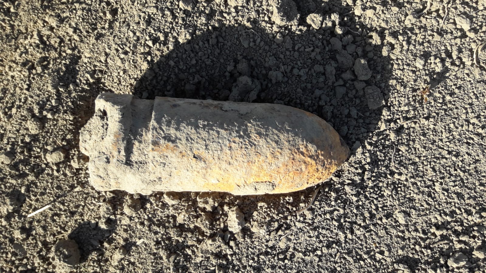 Proiectil neexplodat găsit pe un teren din Roman