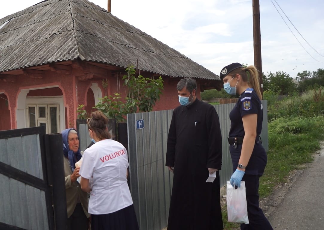 Alimente de bază și produse de igienă distribuite de voluntari și jandarmi familiilor nevoiașe din județul Neamț