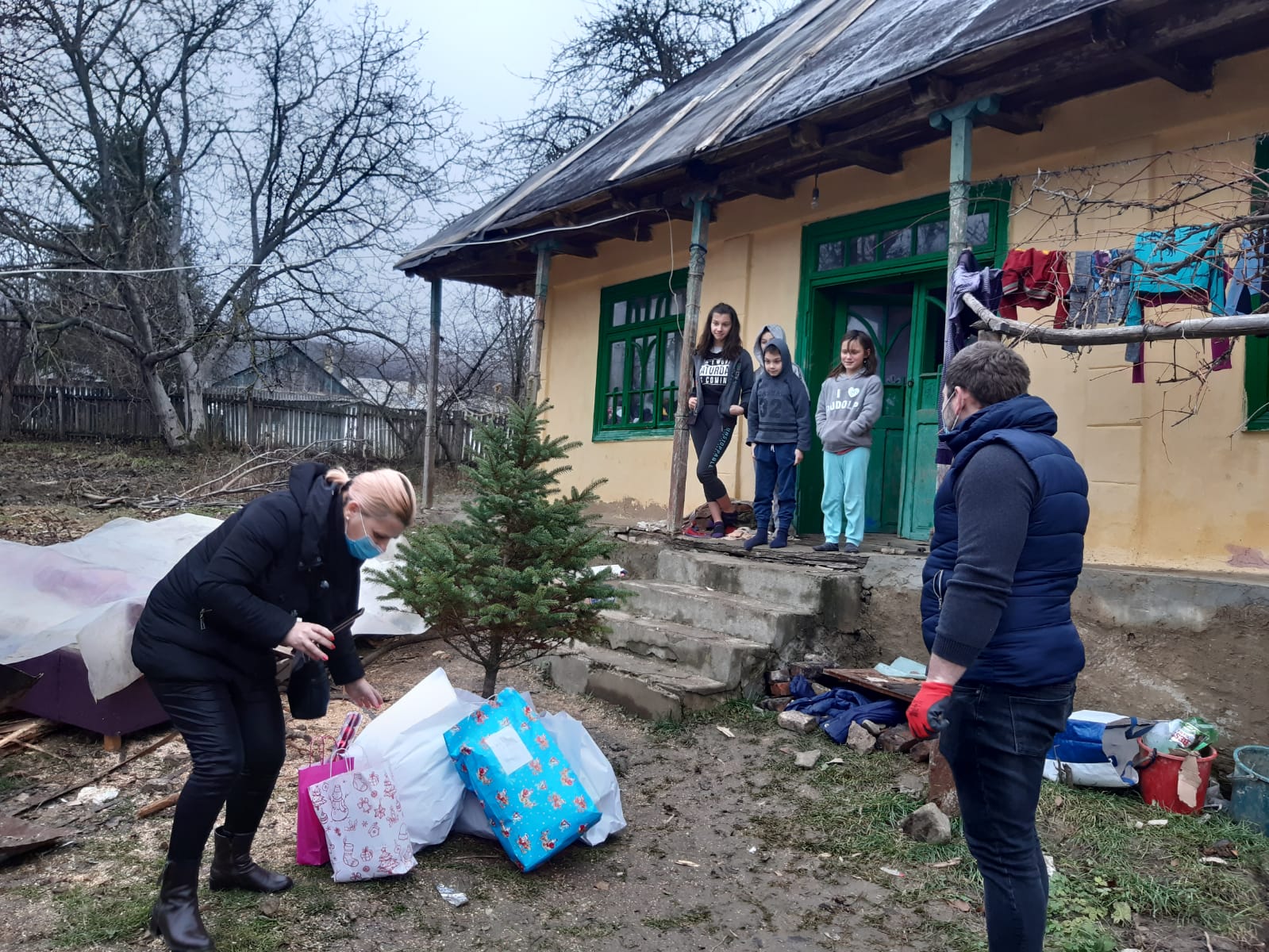 Voluntari în sprijinul lui Moș Crăciun: daruri pentru 40 de copii din Poienari și Poienița