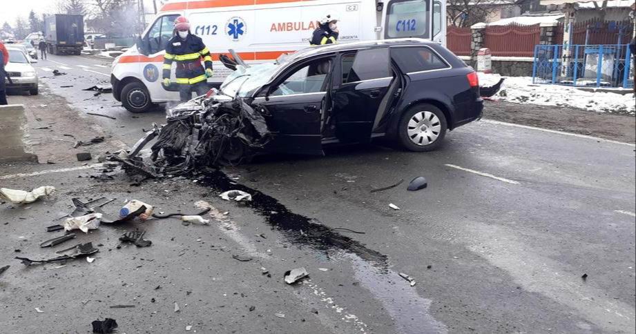 Două persoane rănite, după un accident între două mașini și un autotren, la Gâdinți