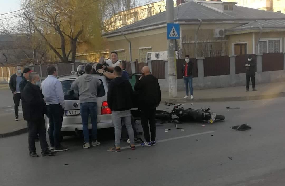 Accident rutier pe strada Oituz. Motociclist acroșat de o mașină