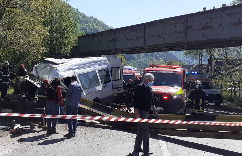 [VIDEO] Două persoane decedate, după ce un microbuz a fost strivit de o bucată de pod ruptă de un tir