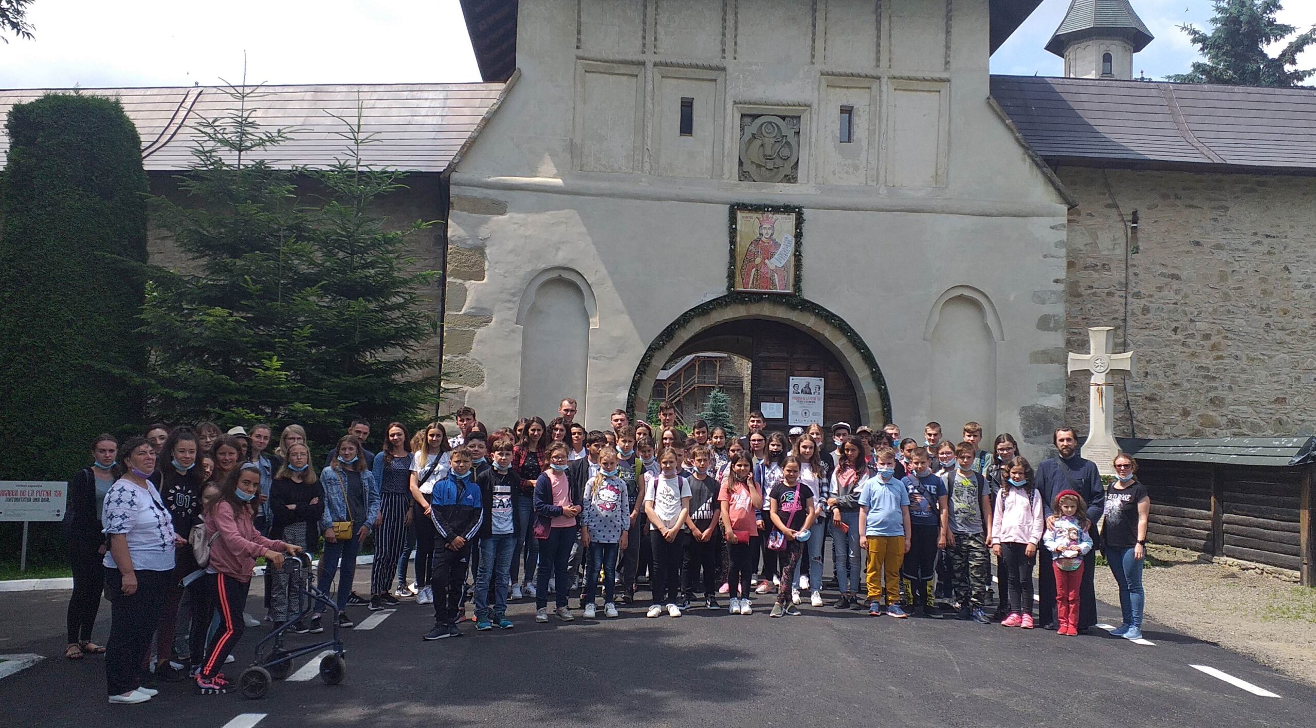 Elevii merituoși din Poienari, premiați cu o excursie la mănăstirile din nordul Moldovei
