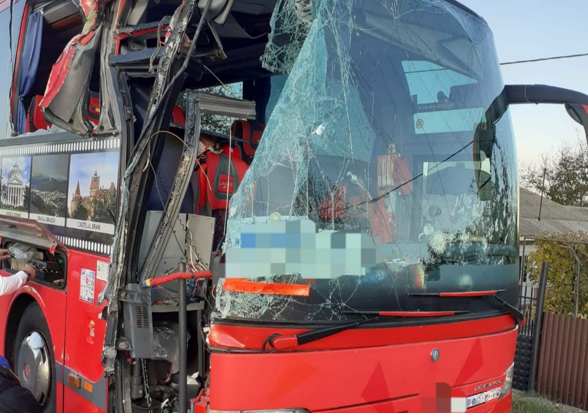 Autocar cu 26 de persoane lovit de un TIR, pe E85, la Secuienii Noi