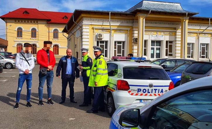 Zeci de chiulangii descoperiți joi de polițiștii romașcani. Unui elev i s-a întocmit dosar penal