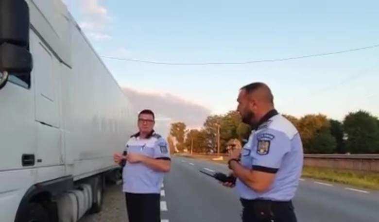 Un tir care mergea haotic pe E85, oprit de polițiștii romașcani. Șoferul a suferit un accident vascular