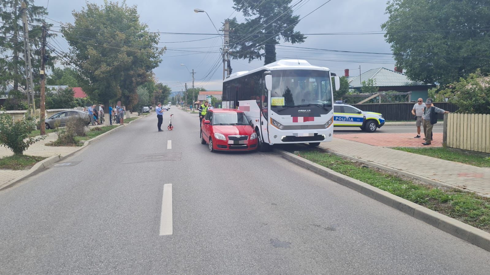 Accident rutier pe strada Bogdan Dragoș, un autobuz a lovit un autoturism