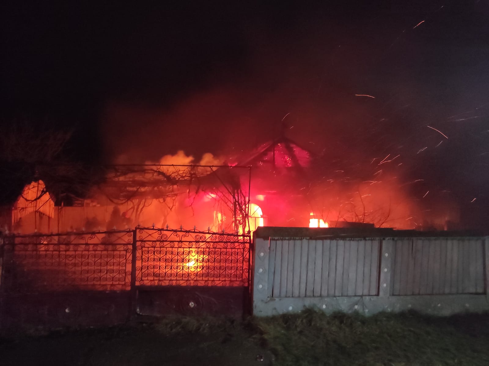 Incendiu la o casă din Trifești