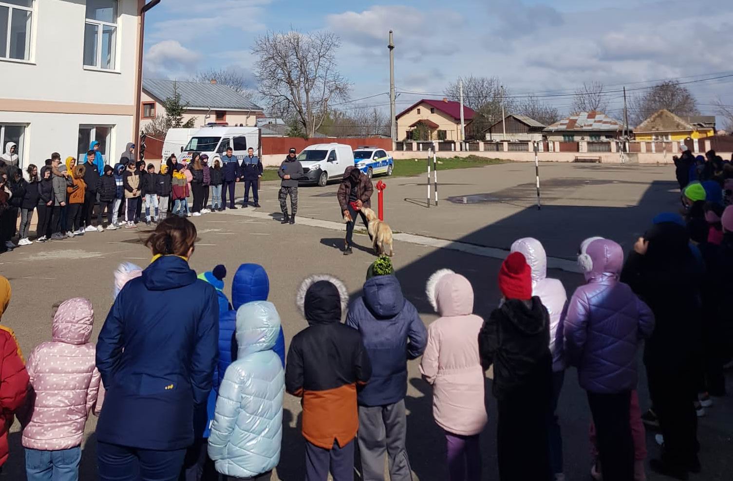 Polițiștii au fost alături de elevii Școlii Tămășeni, în săptămâna de „școală altfel”