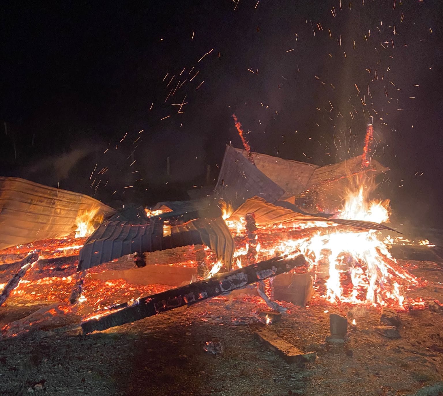 Cabană incendiată în comuna Dumbrava Roșie