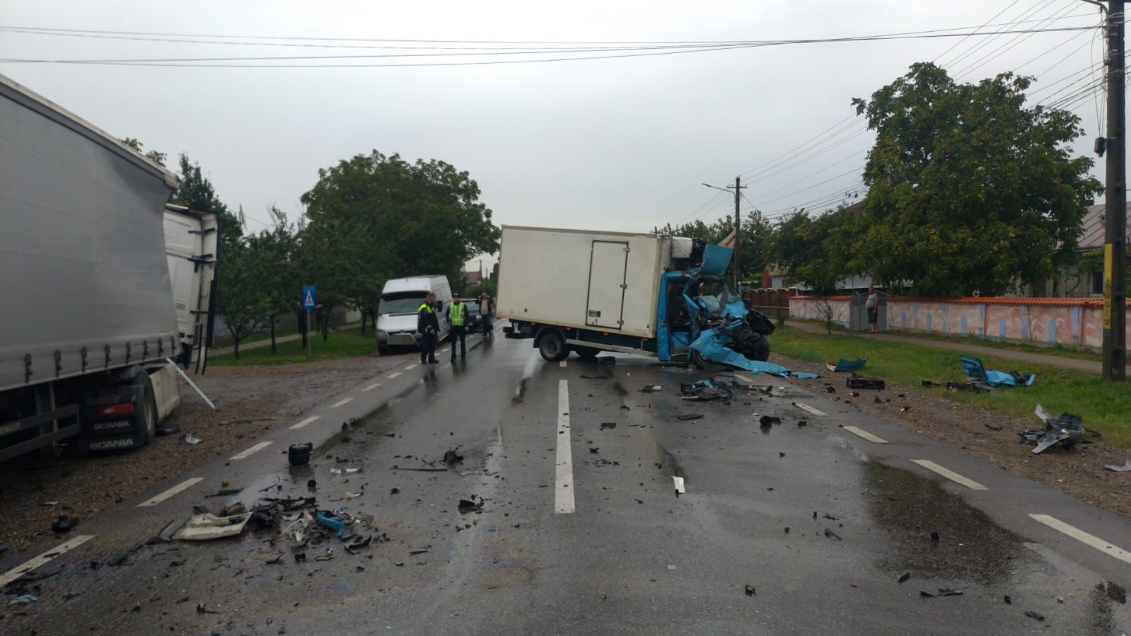 Accident rutier pe E 85 în comuna Gherăești, între două autoutilitare, un autoturism și un tir