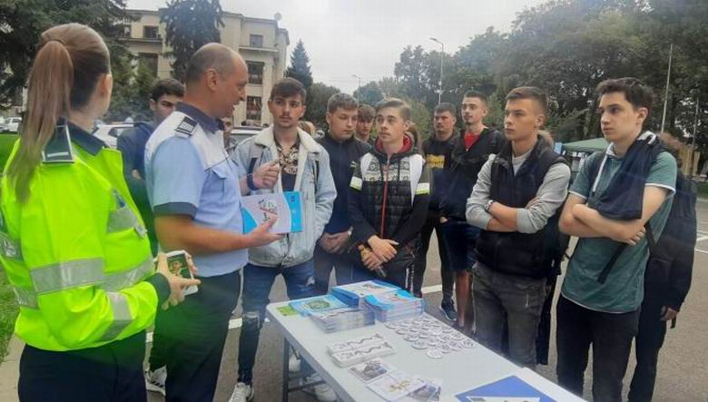 Activități preventive ale polițiștilor, alături de elevii din Roman și Piatra Neamț